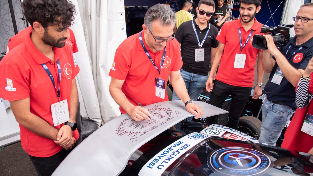 Selçuk Üniversitesinin ‘Görsel Tasarım Ödülü’ kazanan elektrikli aracı Alparslan’a yoğun ilgi 